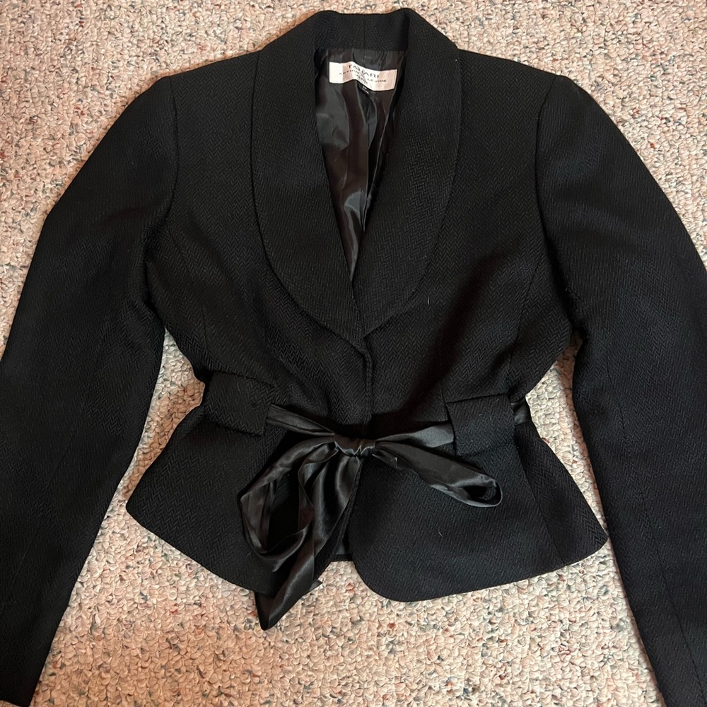 Tahari Black Women's Blazer with Belt and Skirt Size 2P